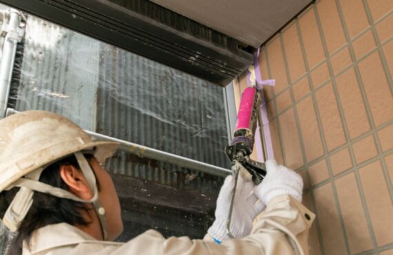 高い技術でコーキングを丁寧に行います | 宇部市周辺で塗装のことなら株式会社タナカ塗装